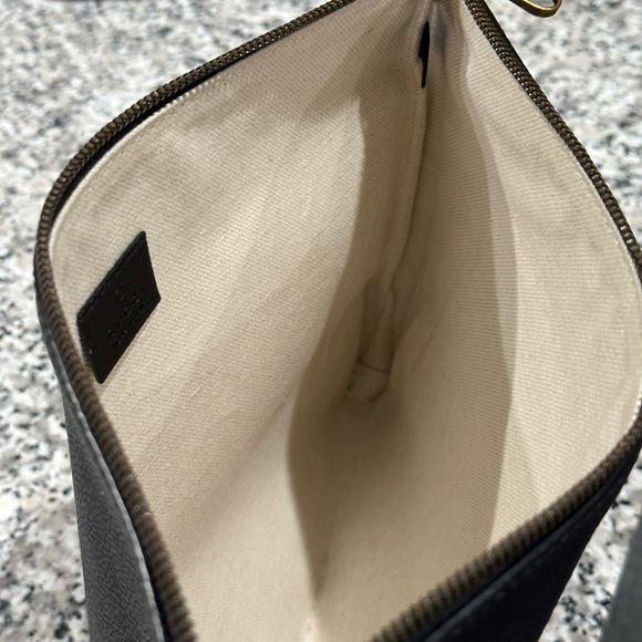 Classic Gucci Logo Leather Envelope Clutch - Picture 8 of 13